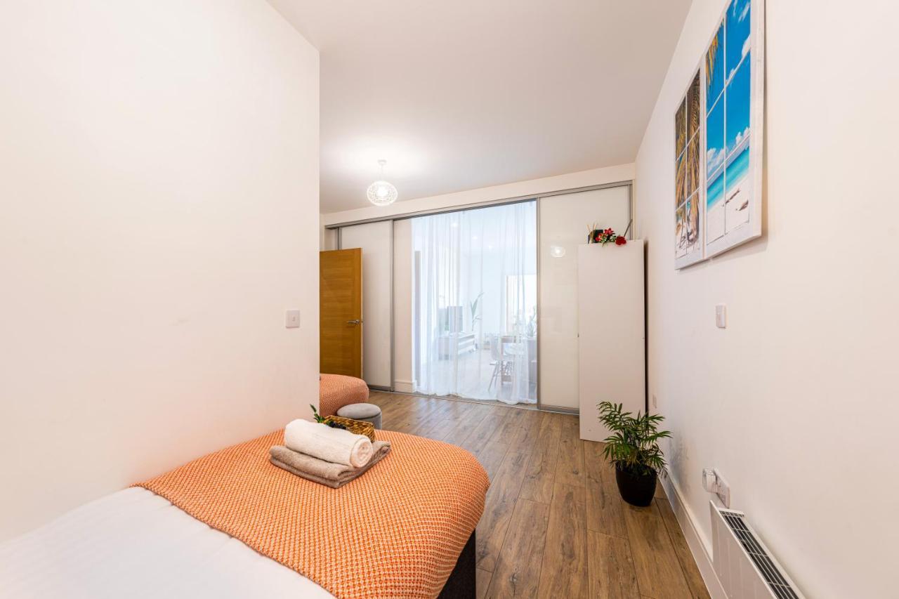 Staines-upon-Thames Mission Wave - Venture Apartment מראה חיצוני תמונה