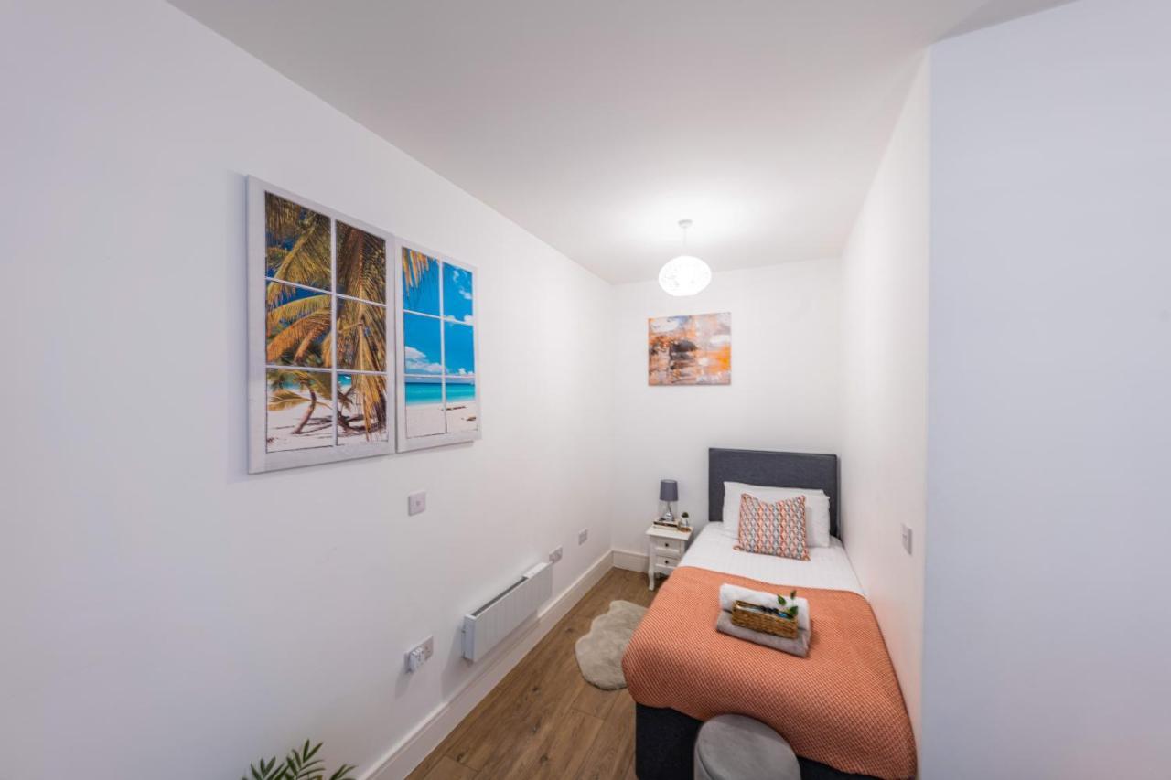 Staines-upon-Thames Mission Wave - Venture Apartment מראה חיצוני תמונה