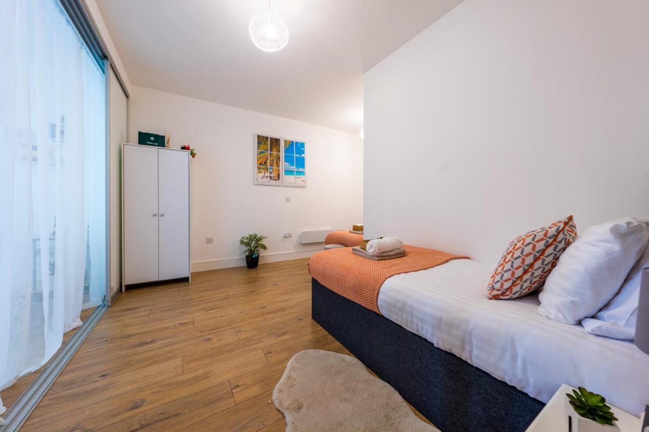 Staines-upon-Thames Mission Wave - Venture Apartment מראה חיצוני תמונה